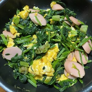 魚肉ソーセージとほうれん草と卵の炒め物